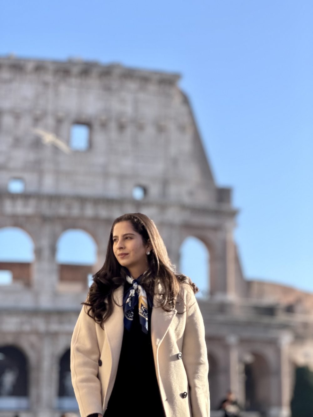 Nathalia Guarnieri em frente ao Coliseu, em Roma